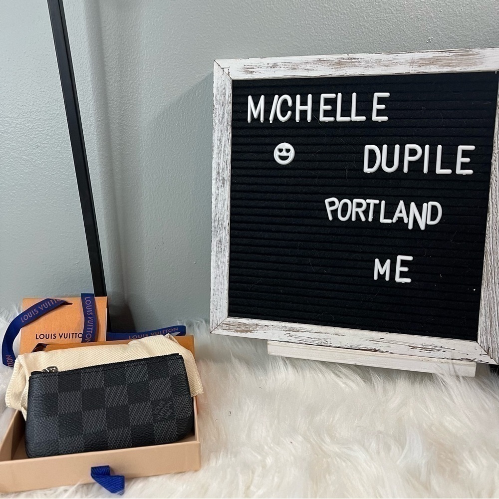 𝅺LOUIS vuitton keycles graphite NWT